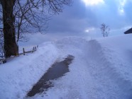 winterliche Strasse, vom Schnee versperrt