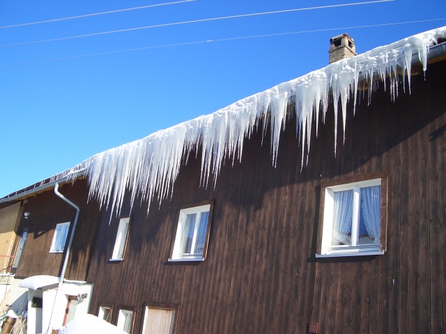 Eiszapfen am Dach der Ferienwohnung